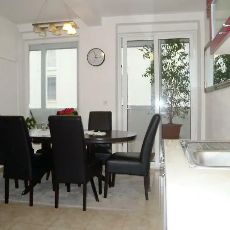 Apartman U Blizini Arene Appartamento
